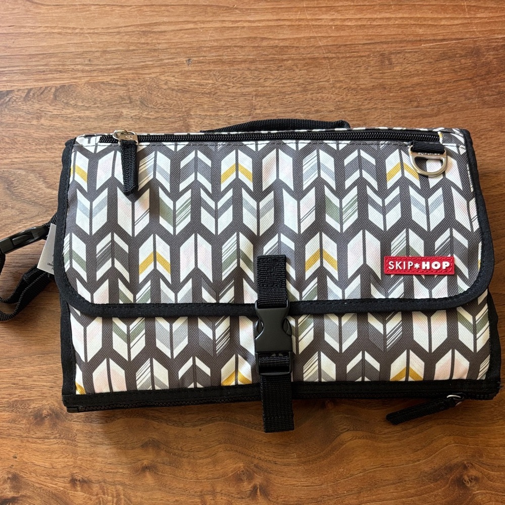 Skip Hop Gray Arrow Print changing station